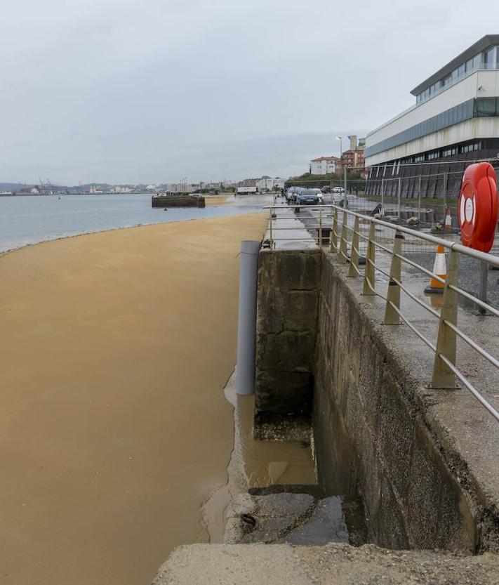 Imagen secundaria 2 - Arriba, la playa junto a la rampa del mundial de vela. A la izquierda, la de Gamazo y a, la derecha, la que está junto al Marítimo