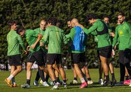 Los jugadores del Racing bromean durante la sesión del viernes en las Instalaciones Nando Yosu.