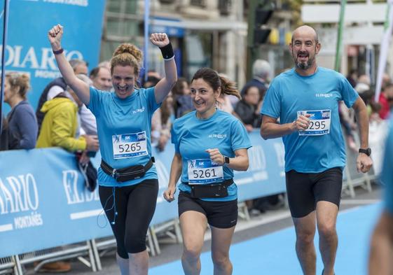 Tres participantes en la edición del año pasado de la Carrera Popular de El Diario.