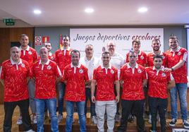 Árbitros cántabros de categoría nacional junto a Pablo Ruiz, presidente del Comité Técnico y José Manuel Barquín, presidente de la Cántabra.