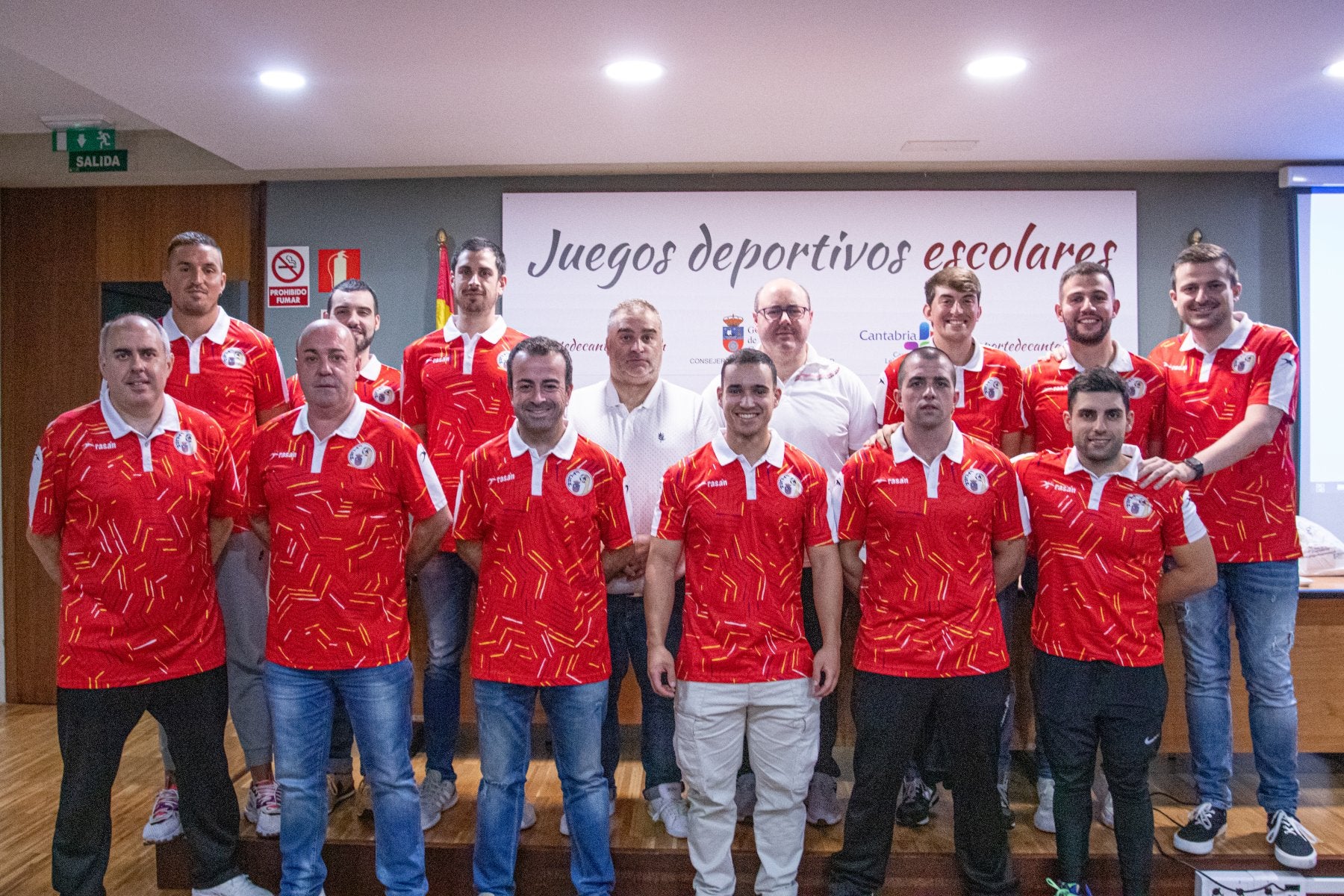 Árbitros cántabros de categoría nacional junto a Pablo Ruiz, presidente del Comité Técnico y José Manuel Barquín, presidente de la Cántabra.