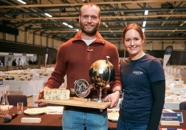 Ole y Maren Gangstadt con el trofeo de Campeón del Mundo.