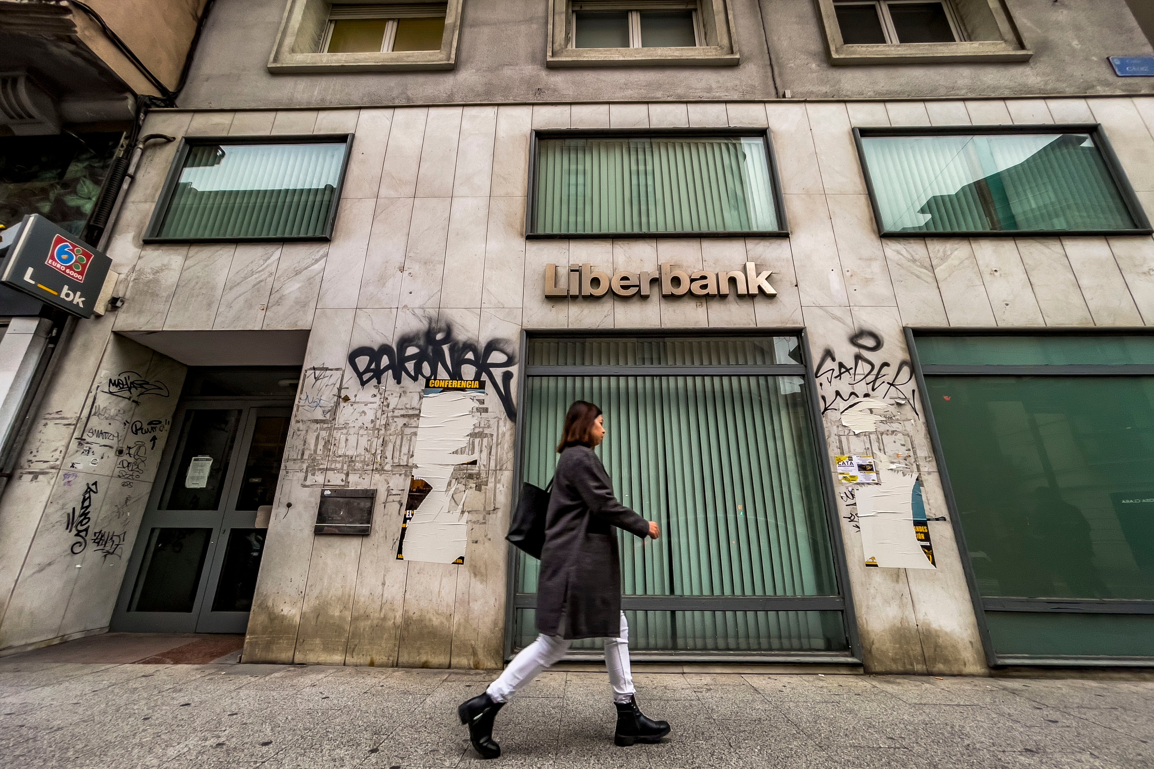 La fachada de Liberbank, en Isabel II, llena de grafitis y suciedad.