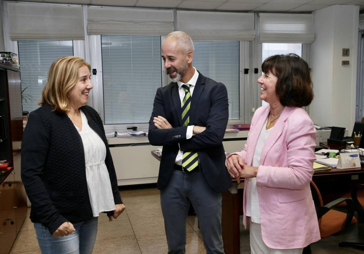 El consejero de Educación, Formación Profesional y Universidades, Sergio Silva, junto a la Asociación de la Prensa, Dolores Gallardo, y la secretaria de la Asociación de la Prensa, Almudena Ruiz.