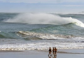 Olas de hasta seis metros batieron el litoral cántabro este sábado.