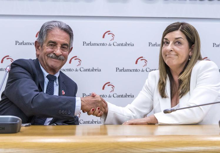 16 de junio de 2023. Miguel Ángel Revilla y María José Sáenz de Buruaga firman el acuerdo de investidura entre PRC y PP que convierte a la líder popular en la primera mujer presidenta de Cantabria.