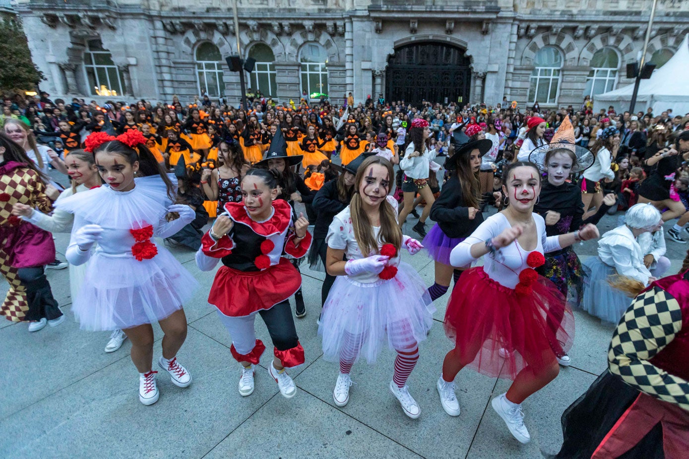 Las alumnas de las escuelas de danza del pasacalles, disfrutando de la tarde de Halloween.