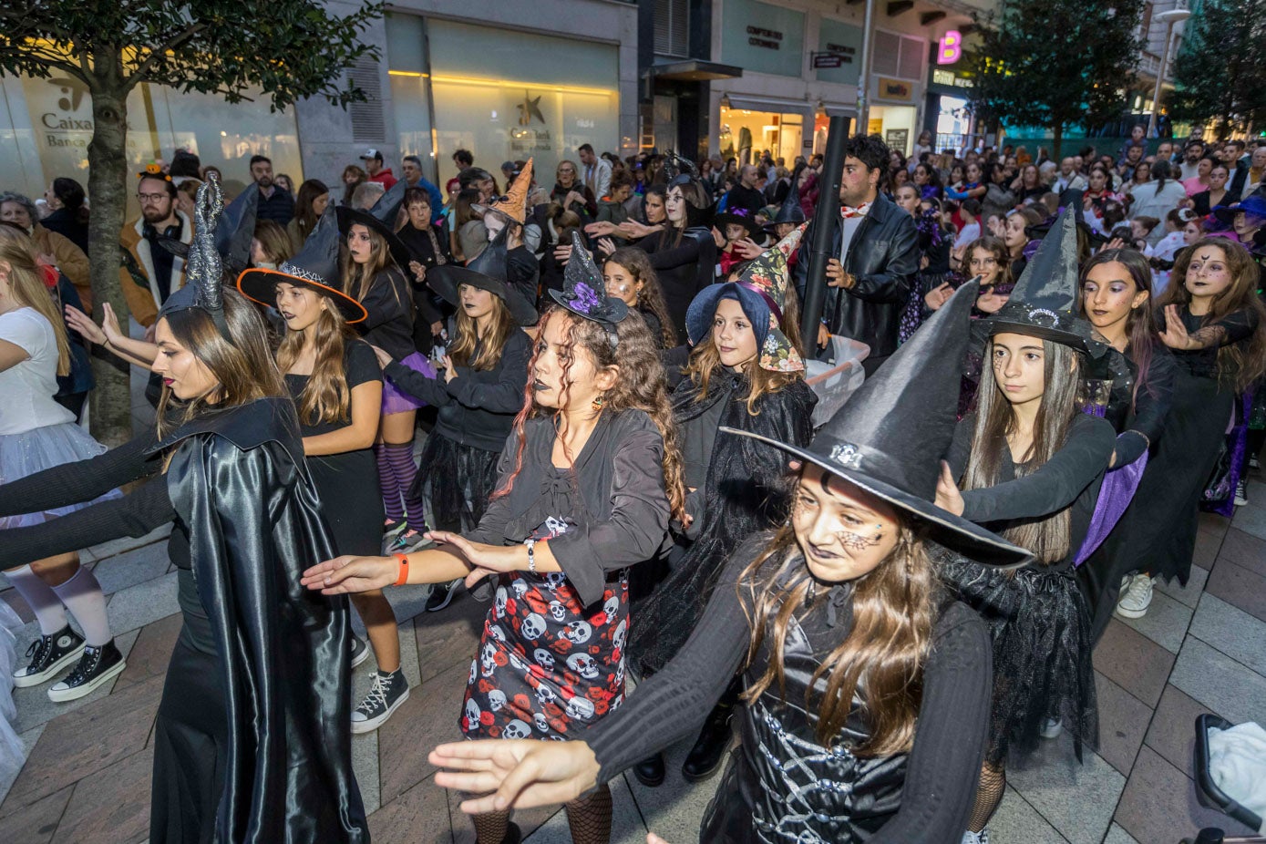 Las brujas no faltaron en el pasacalles.