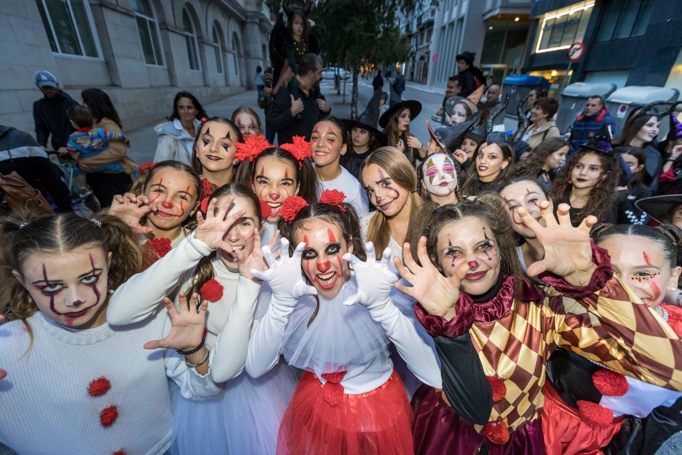 Varias participantes del desfile, disfruntado dando sustos.