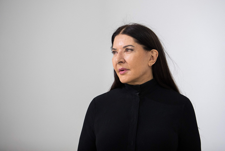 La artista Marina Abramovic posa en la presentación de la exposición «Life Death Inbetween» en la Galería Horrach Moyà de Palma de Mallorca en 2022.