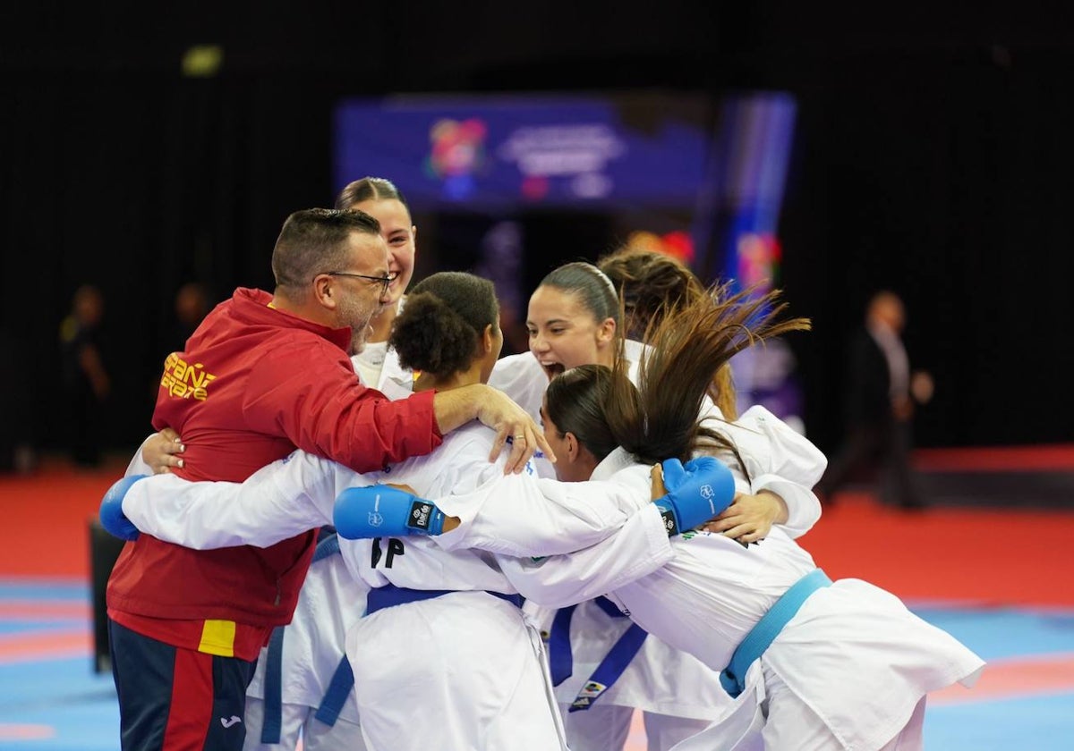 El equipo español de kumite celebra su triunfo