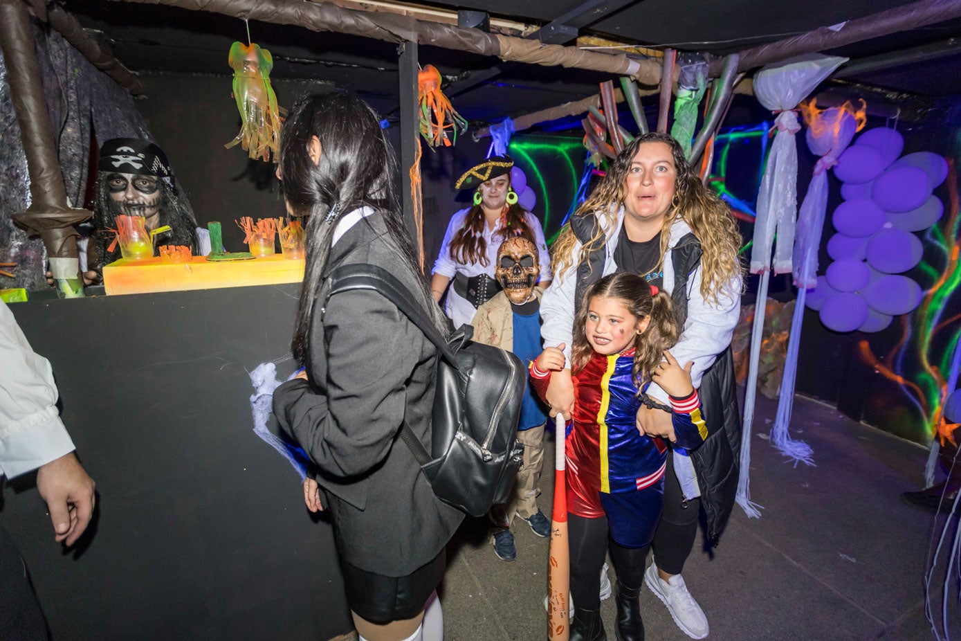 Un grupo de visitantes pasan delante del bar pirata.