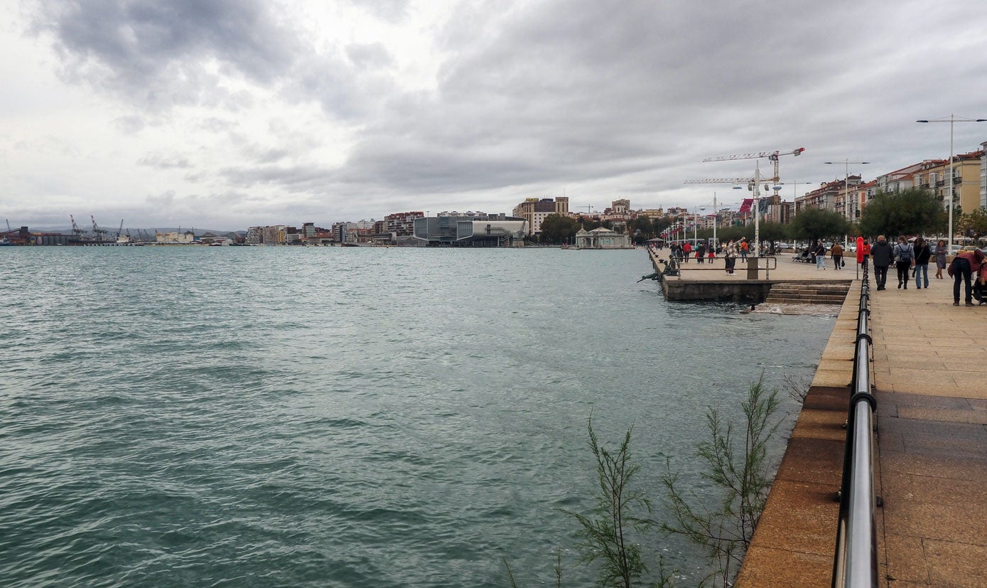 El mar parecía a punto de desbordarse en la zona del muelle, a un palmo de la acera.