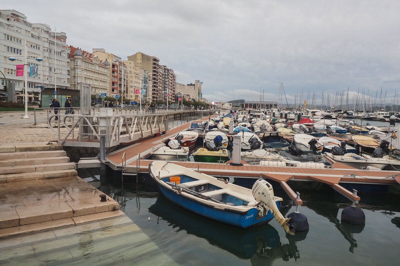 Las rampas de acceso a los pantalanes de Puertochico, horizontales por efecto de la marea.