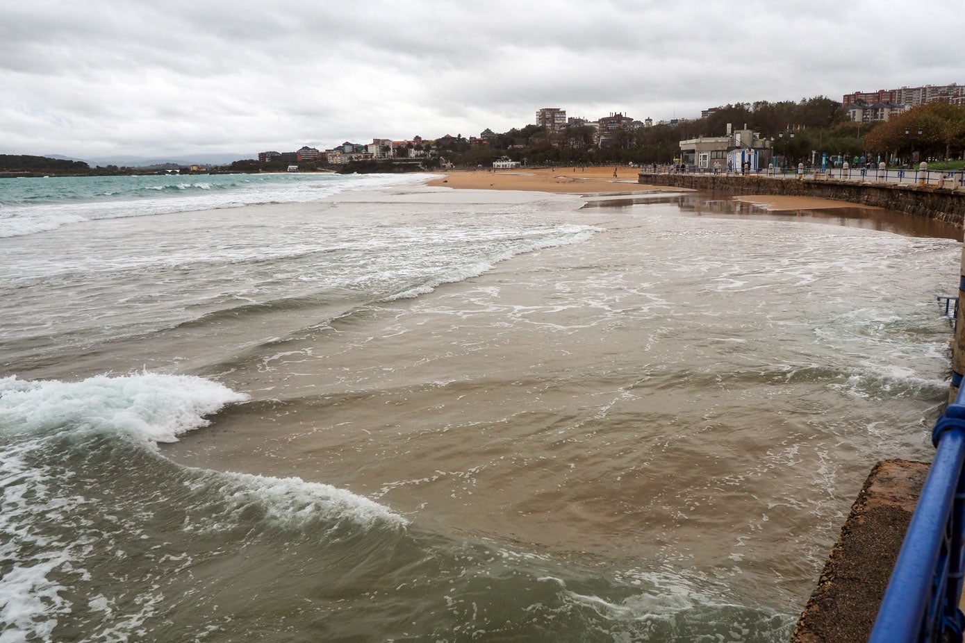 La falta de espigones en el muro facilita la entrada de las olas al final de la Segunda.