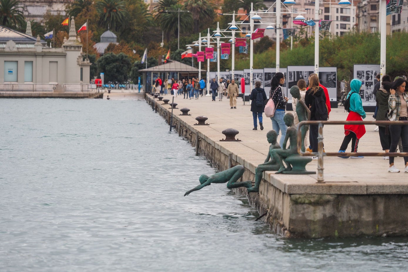 Las figuras de los raqueros, a punto de tocar el agua.