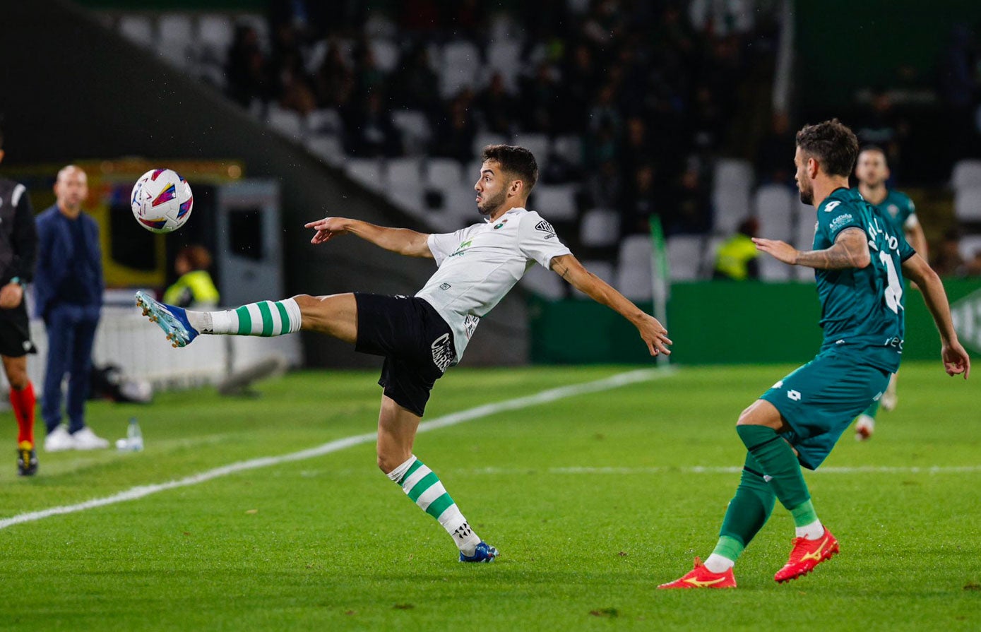 Andrés Martín intenta controlar el balón.