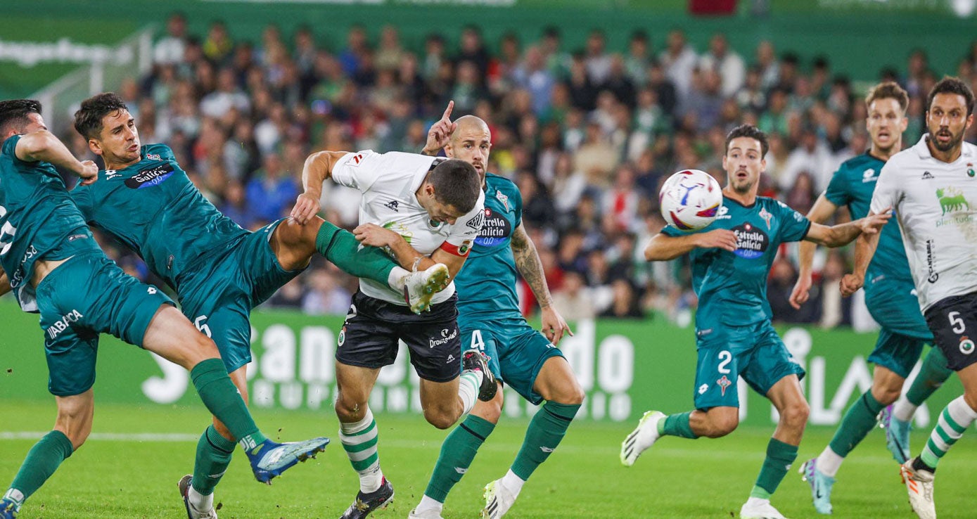 Mantilla cabecea entre una maraña de jugadores del Racing de Ferrol.