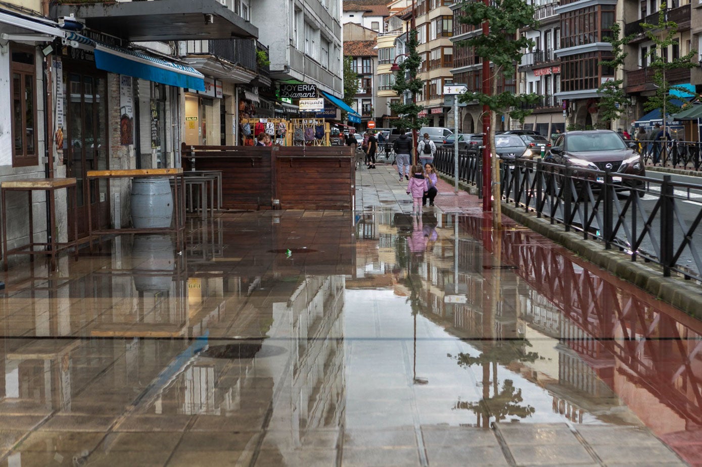 El mar llegó hasta la acera de la principal avenida del centro de San Vicente