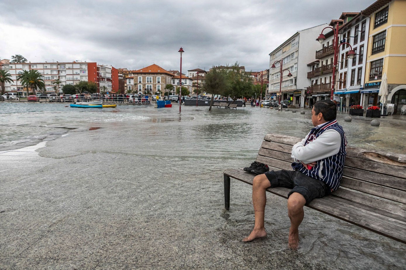 A alguno no les importó remojarse los pies para contemplar la llegada del mar al paseo marítimo