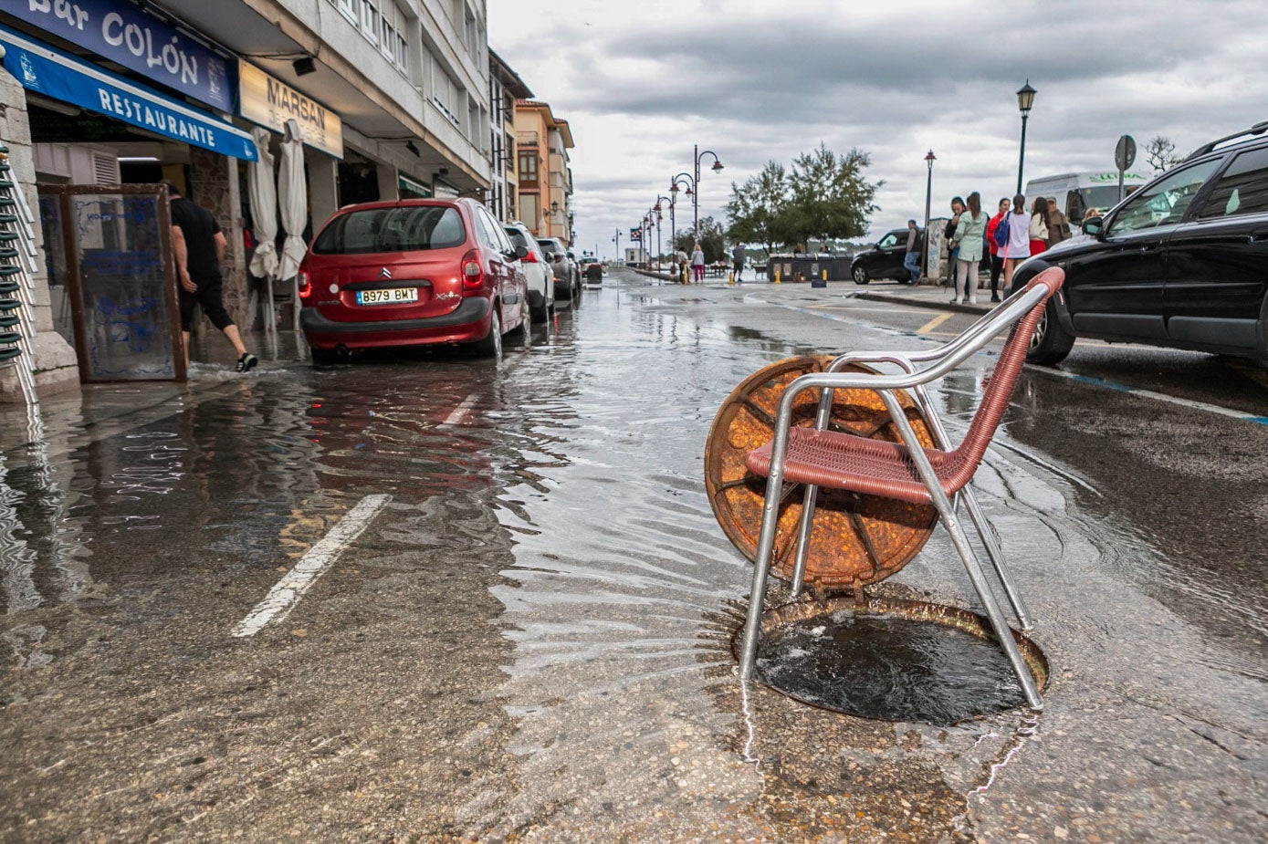 Se abrieron las arquetas de la zona afectada para facilitar el desagüe del agua