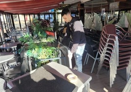 Santiago Álvarez de la Cafetería El Manantial terminaba durante la mañana de preparar el local cerrado un lunes que debería de estar repleto de clientes.