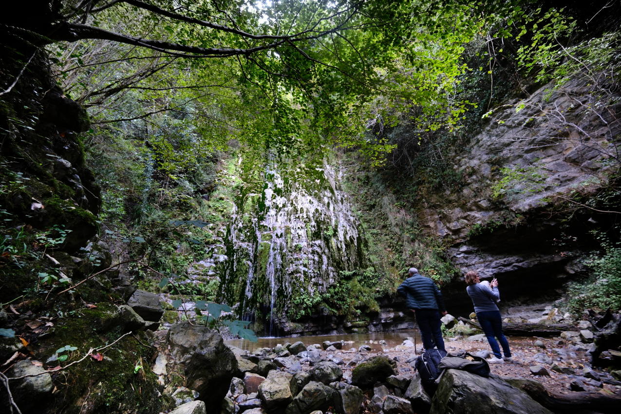 Los visitantes pueden entrar hasta el salto de agua y observar el bello enclave.