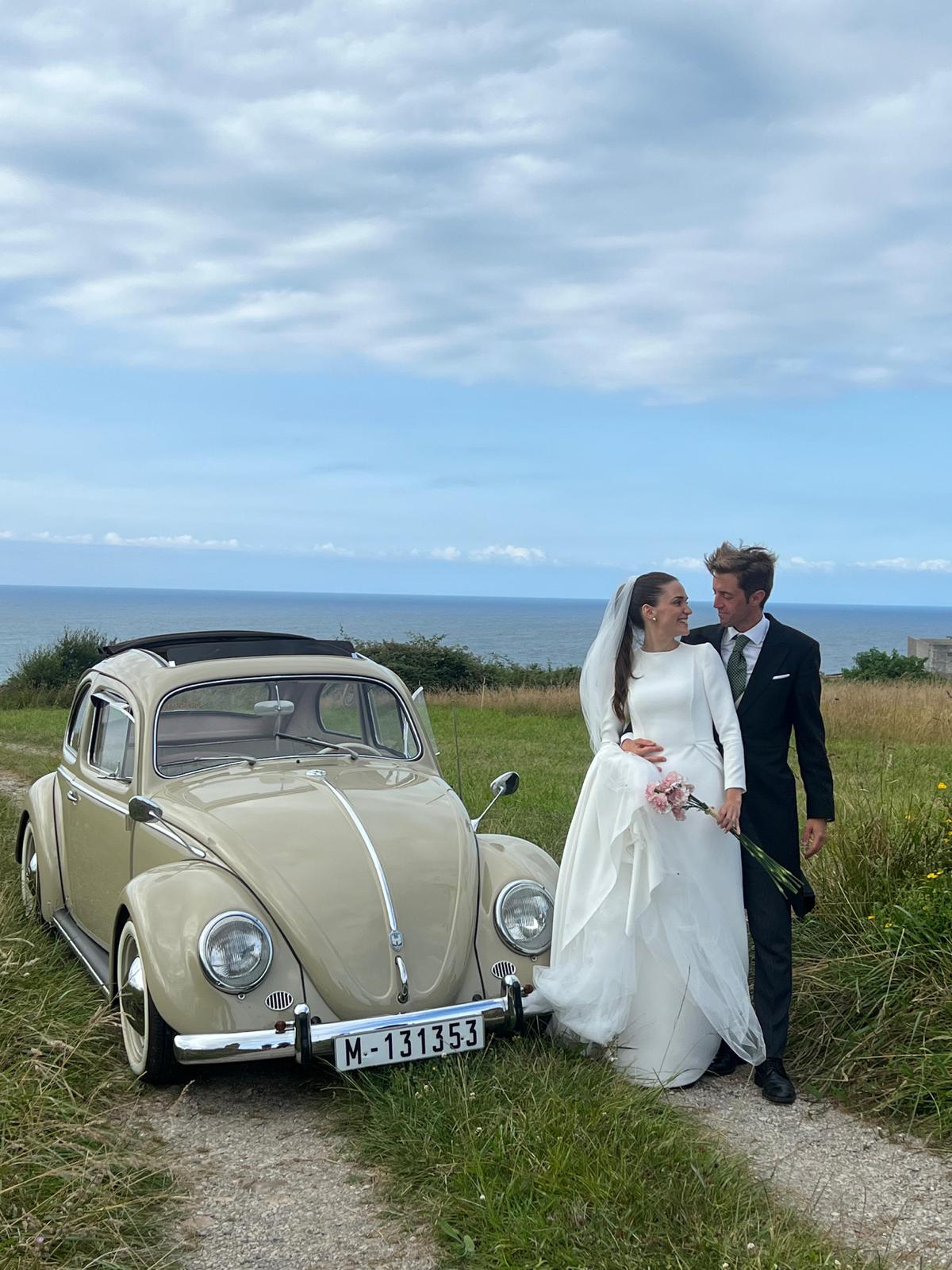 Carolina Olegario y Jose María del Moral contrajeron matrimonio en Suances el 8 de julio. Tras la ceremonia en la iglesia de Santiago fueron en un escarabajo hasta el lugar del convite. La pareja organizó una boda con sabor cántabro con sobadoras, rabas, tarta de hojaldre y sobaos pasiegos. La novia llevaba un ramo de claveles haciendo un guiño a Madrid y a su abuelo materno. Recuerdan que uno de los momentos más emocionantes «fue abrir el baile con 'Viento del Norte' de Nando Agüeros con todos nuestros invitados cantando a capela».