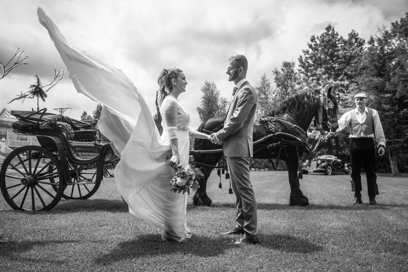 Carolina Delgado y Javier Peña celebraron su boda el pasado junio en la Finca Oxford de Puente Arce. La novia recuerda que «tuve que hacer tiempo en la calesa con mi padre porque, aunque Javi ya estaba en la finca, todavía faltaban muchos invitados. Alguien le dijo al chófer que yo cantaba bien y mientras dábamos vueltas para hacer tiempo me emocioné, entre otros temas, con 'Como una ola' porque me dijo que le gustaba Rocío Jurado». Otra de las anécdotas que guarda la pareja es que al salir de la ceremonia les tiraron tanto arroz que «se nos metió hasta por la ropa interior».