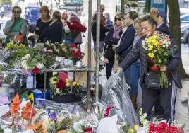 Honrar a los muertos. En el Mercado de las Flores de Santander, los clientes esperan sus ramos de flores y centros para nicho.