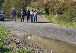 Los vecinos en una de las zonas donde el terreno de la carretera se está hundiendo y hay una pendiente muy pronunciada.