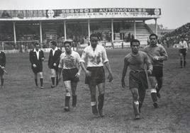 Joseíto, el más adelantado, con la camiseta del Real Madrid, en un partido de Copa de 1954 contra el Racing. A la izquierda aparecen Alsúa y Vázquez y a la derecha, Ortega