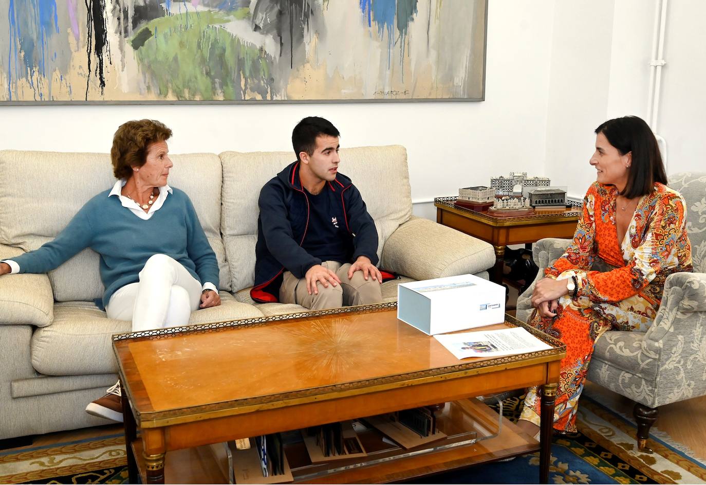 Carmelo Herrería, sentado en medio de la concejala de Deportes de Santander, Beatriz Pellón y la alcaldesa Gema Igual.