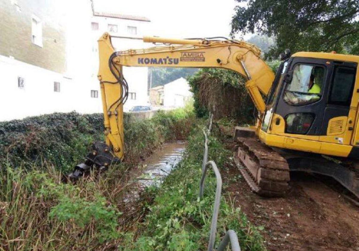 Dragado del tramo encauzado del arroyo Pelegrín.