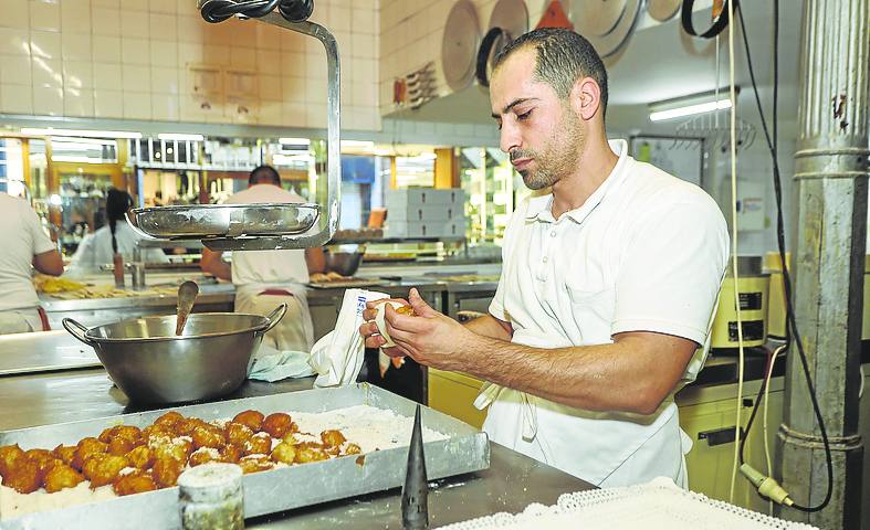 Un pastelero de Blanco, preparando buñuelos de viento.