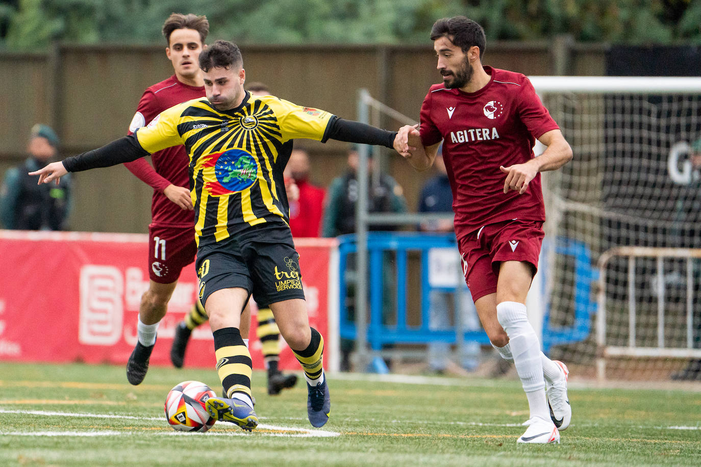 Dani Salas controla un balón.