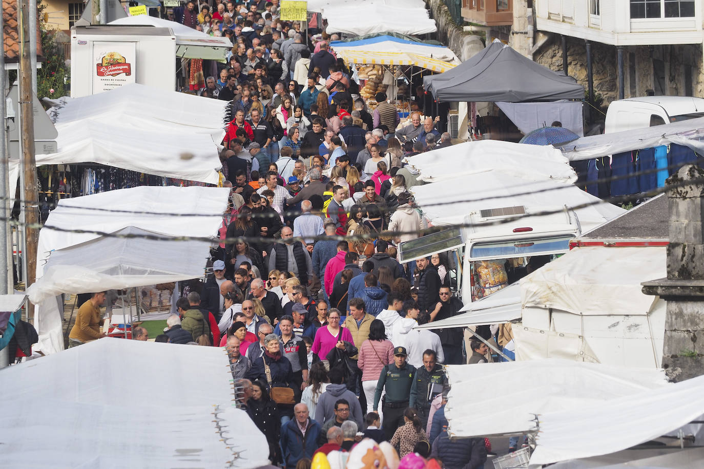 El público pasea entre los puestos colocados en la localidad.