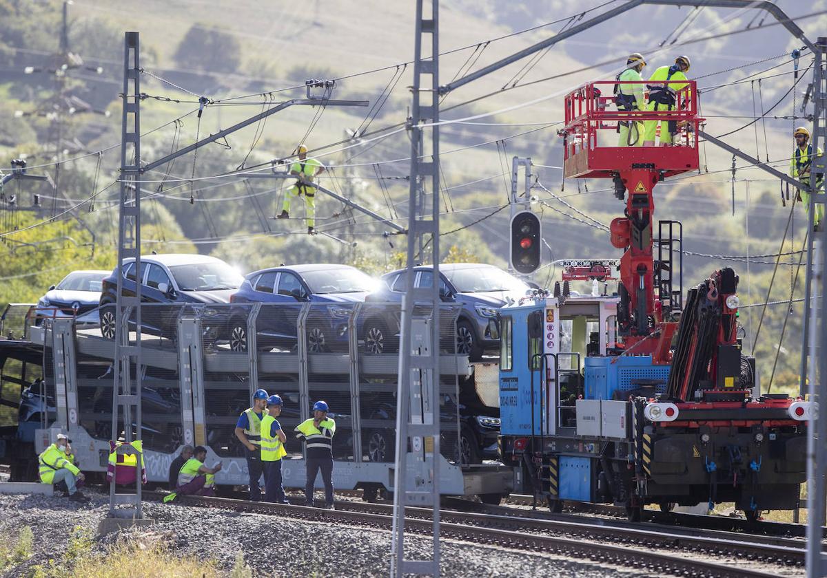 Foto de archivo en la que los operarios de Renfe y Adif trabajan para retirar los vagones de un tren que descarriló el 10 de octubre en Lantueno.