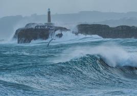 El mar azota la costa, imágenes en Santander y Suances