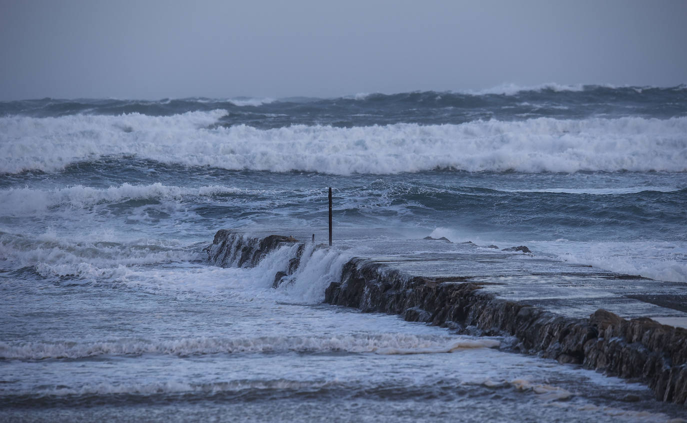 La mar se come el espigón de Suances. 