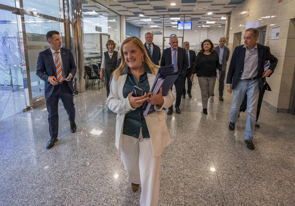 La consejera de Presidencia, Isabel Urrutia, a la llegada a la rueda de prensa junto a su equipo.