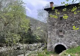 El molino de Mirones está ubicado junto al río Miera cerca de la carretera que cruza la localidad meracha.