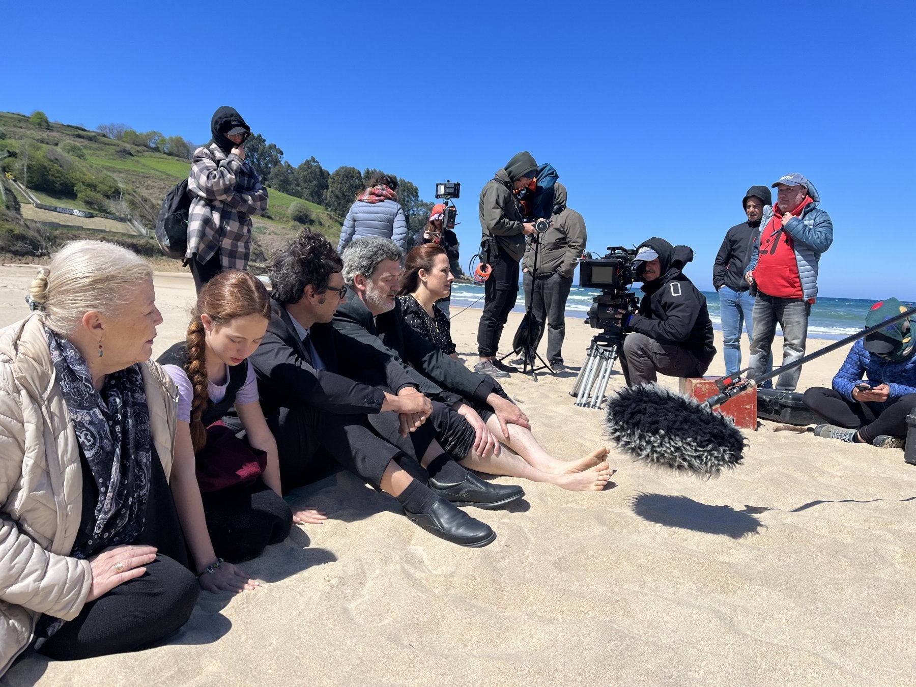 Imagen del rodaje del cortometraje en la playa de Luaña en Cóbreces.