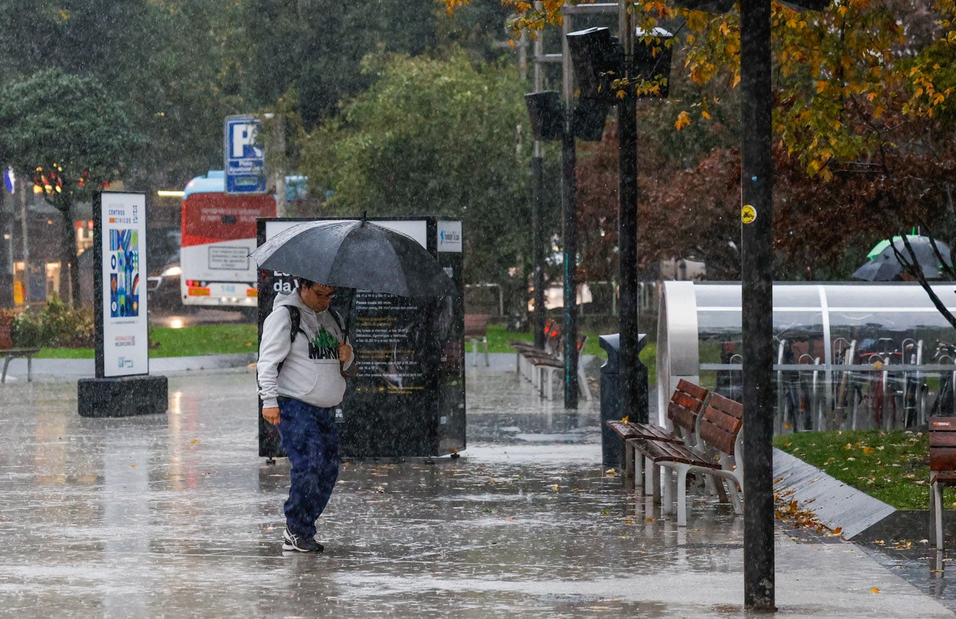 La tormenta ha descargado esta mañana un espectacular aguacero sobre la capital cántabra.