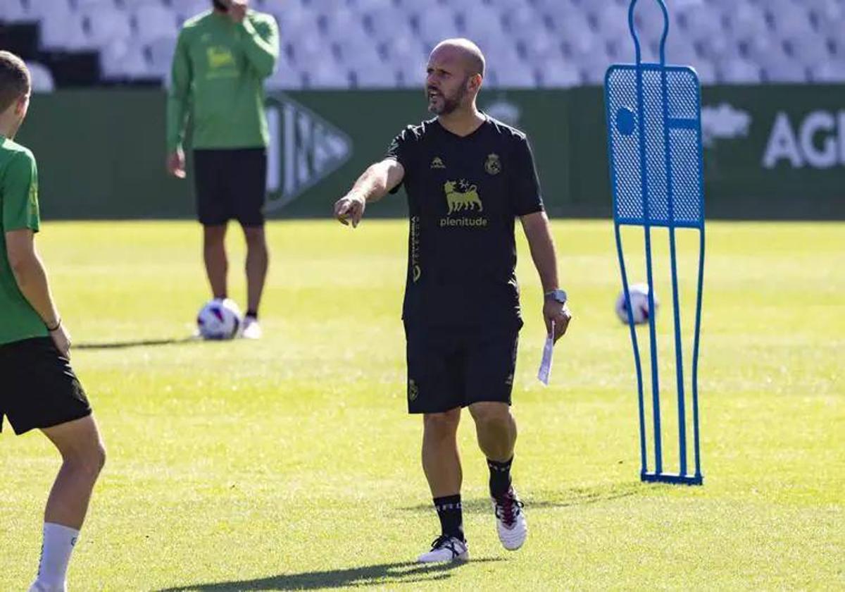 José Alberto da instrucciones en un entrenamiento en los Campos de Sport.