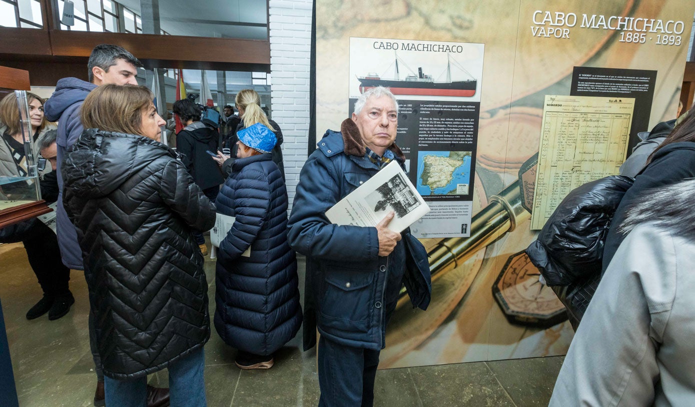 Lo simbólico, histórico e institucional, todo entrelazado por el vínculo ciudad y puerto, quedó rubricado con la entrega a los asistentes de un periódico conmemorativo del 130 aniversario con la reproducción de dos escritos de José Estrañi.