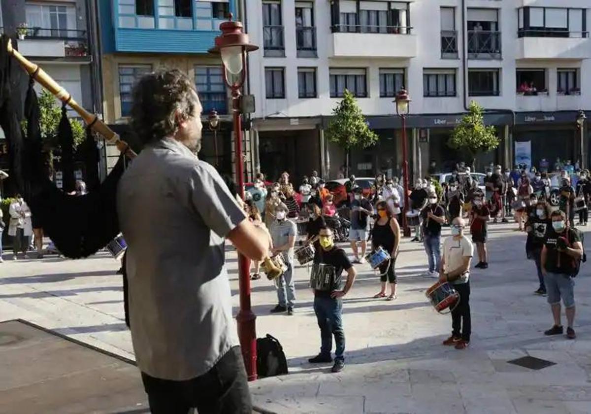 Concentración de gaiteros en la plaza de Villaviciosa en memoria de Javier Solares, en 2020.