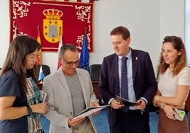 Marta Ruiz, Salvador Victorino, José Antonio Cobo y María Seco en la reunión mantenida en el salón de plenos.