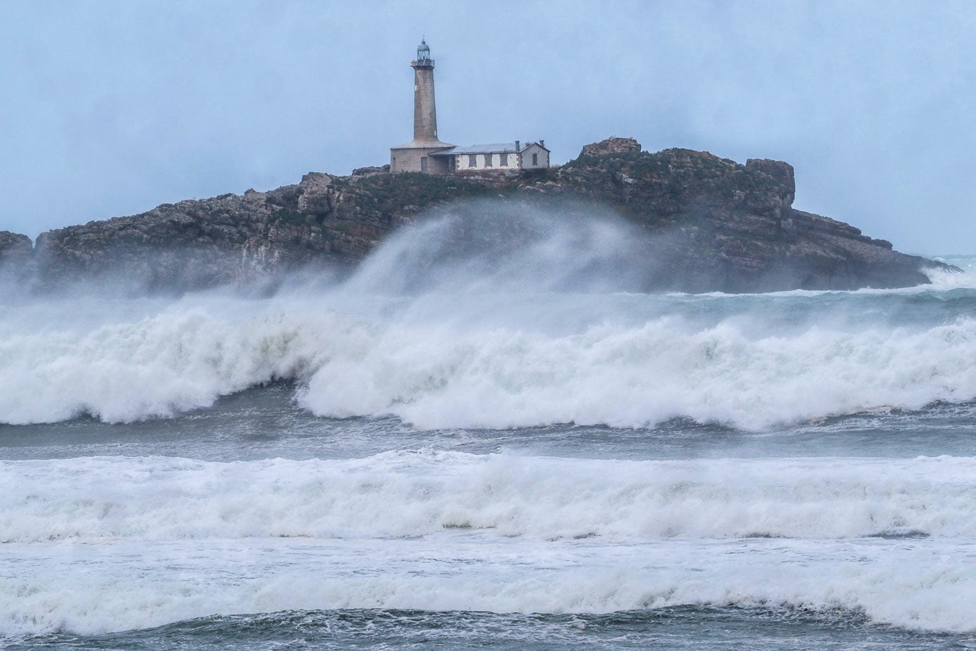 La isla de Mouro vuelve a acaparar las mejores imágenes del temporal en la costa