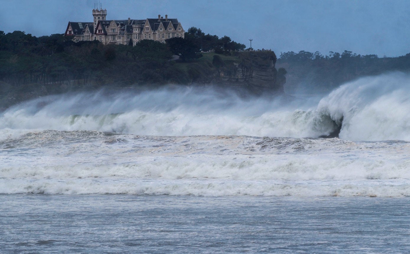 Olas con La Magdalena al fondo